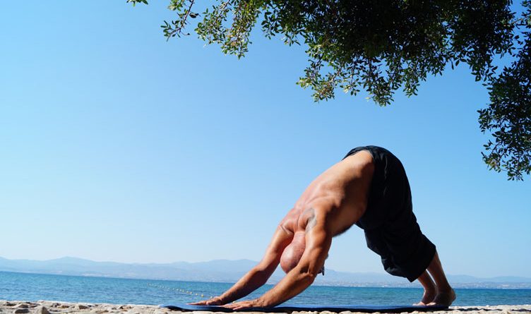 Yoga au bord de mer : concentration et respiration